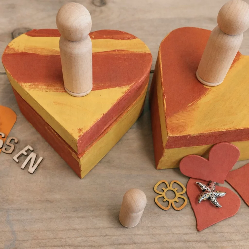 Twee houten hartendoosjes als creatieve manier om herinneringen aan beide ouders te bewaren