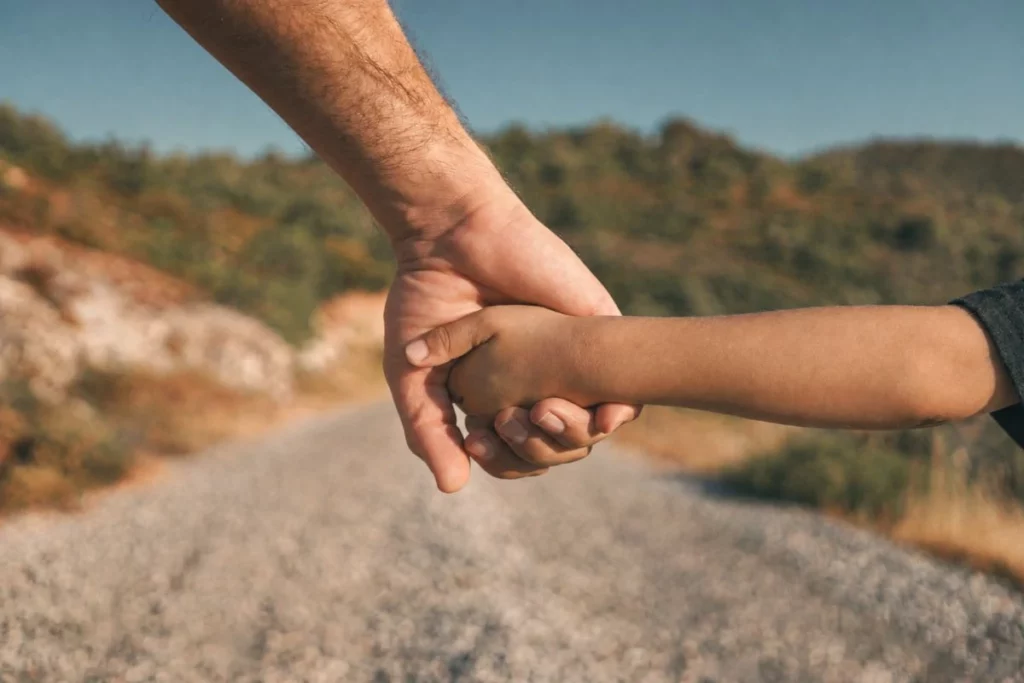 Ouder en kind wandelen samen over een rustig pad